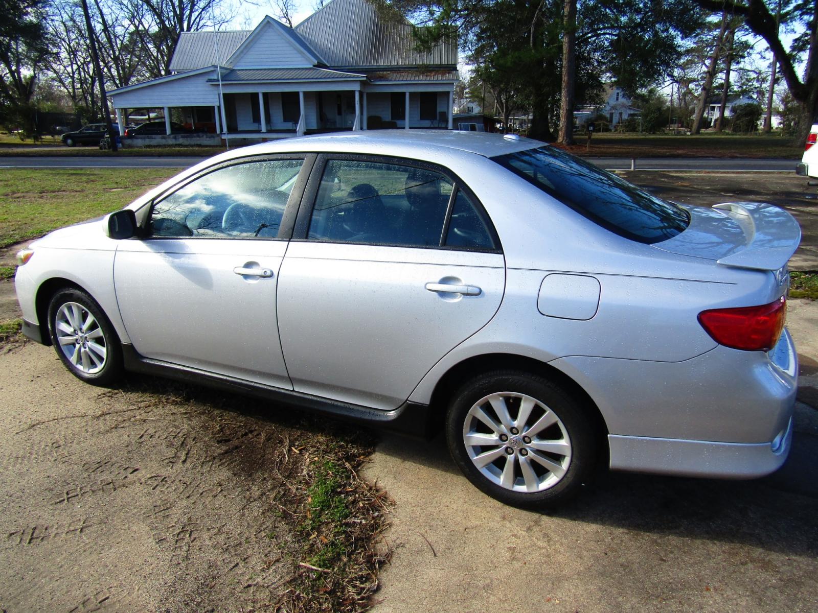 2010 Silver Toyota Corolla Base 4-Speed AT (2T1BU4EEXAC) with an 1.8L L4 DOHC 16V engine, Automatic transmission, located at 15016 S Hwy 231, Midland City, AL, 36350, (334) 983-3001, 31.306210, -85.495277 - Photo #5